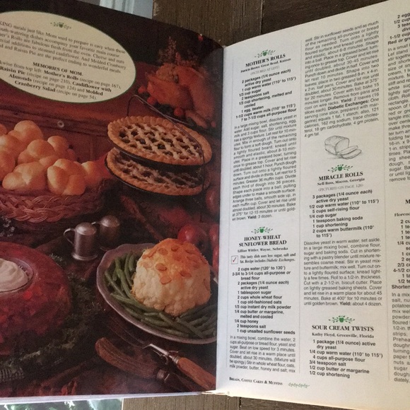 2 cookbooks - Picture 4 of 6